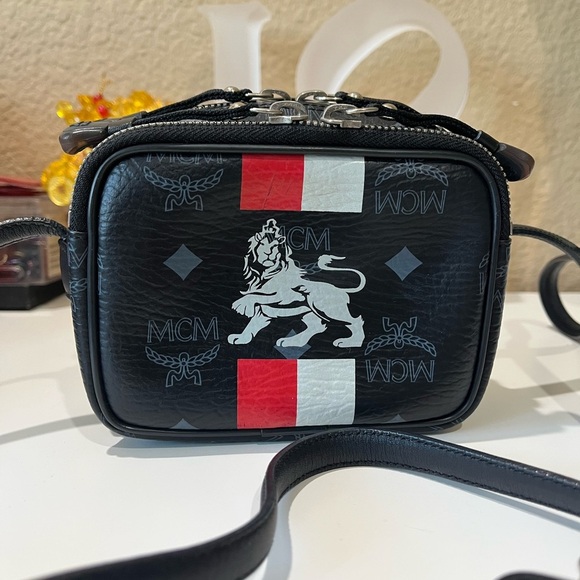 MCM LION PRINCESS SMALL SLING BAG - Picture 3 of 10